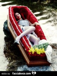 eq5tgvupz2-bara-usata-come-barca-dalla-ragazza-sexy-in-autoreggenti-bianchi-sogni-d-oro_a.jpg