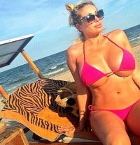 vittoria risi in bikini 01.jpg