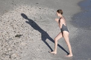 uma thurman in bikini (09).jpg