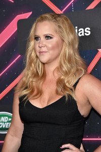 amy schumer al gala 04.jpg