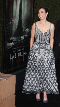 linda cardellini al gala 01.jpg