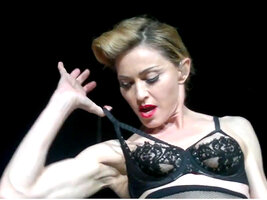madonna-boob-flashes-turkey-02.jpg