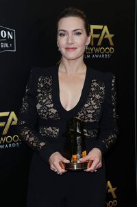 kate winslet al gala (09).jpg