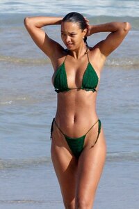 Lais_Ribeiro_in_Bikini_at_a_Beach_in_Rio_De_Janeiro_08_02_2022__6_.jpg
