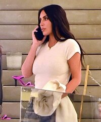 Kim_Kardashian_Out_in_London_03_17_2023__1_.jpg