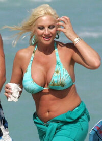 linda hogan in bikini 03.jpg