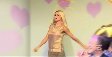 Michelle Hunziker_Striscia la notizia.avi_snapshot_00.05_[2012.10.04_00.15.05].jpg