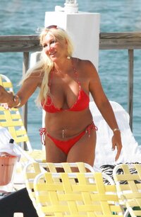 linda hogan in bikini 01.jpg