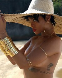 Rihanna_Vogue_Brazil_2014_Outtakes__12_.jpg