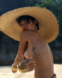 Rihanna_Vogue_Brazil_2014_Outtakes__6_.jpg